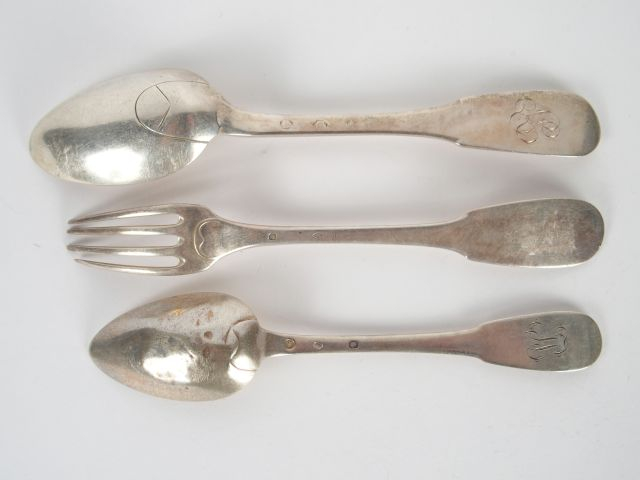 Cuillère en argent XVIII eme. On y joint une fourchette en argent, poi