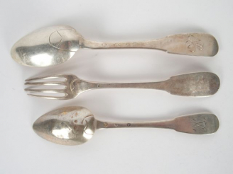Vente aux enchères Cuillère en argent XVIII eme. On y joint une fourchette en argent, poi
