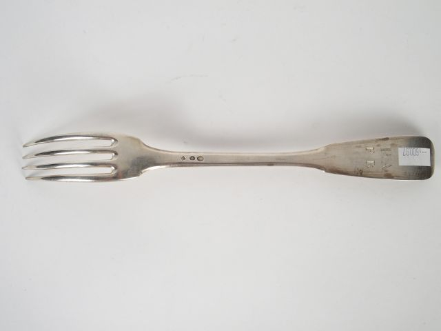 Fourchette de service en argent, poinçon au premier coq. MO : JH ?. Sp