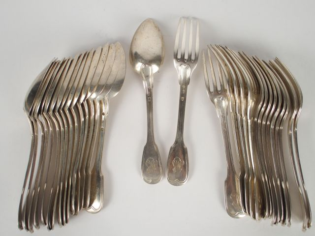 15 grands couverts et une cuillère en argent, poinçon dépareillés au c
