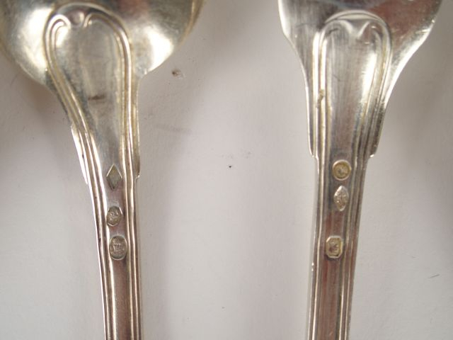 15 grands couverts et une cuillère en argent, poinçon dépareillés au c