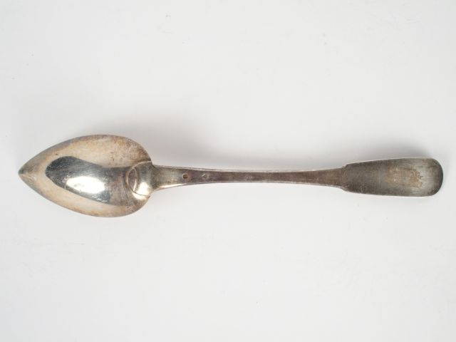 Cuillère à ragoût en argent, poinçon Minerve (à vérifier). MO : NI. Lo