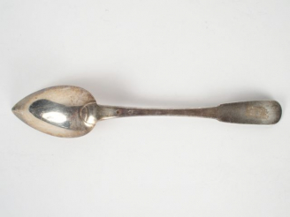 Vente aux enchères Cuillère à ragoût en argent, poinçon Minerve (à vérifier). MO : NI. Lo