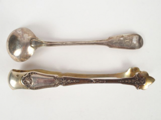 Vente aux enchères Petite pince à sucre en argent, poinçon Minerve. Poids : 33 g. On y jo