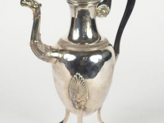 Vente aux enchères Grande cafetière tripode de style Empire en argent, poinçon Vieillard,