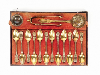 Vente aux enchères Dans un écrin, nécessaire à thé de style rocaille en vermeil, poinçon 