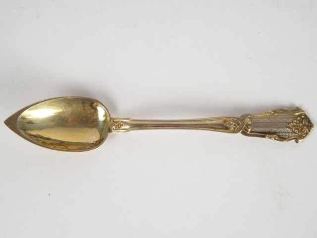 Suite de douze cuillères en vermeil, poinçon Minerve. MO : PB. Dans so