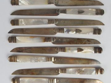Suite de douze couteaux à fruit, lame en argent poinçon Minerve, manch
