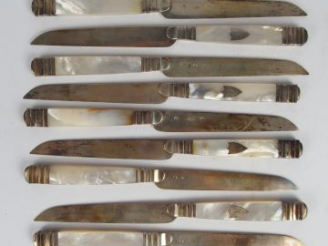 Vente aux enchères Suite de douze couteaux à fruit, lame en argent poinçon Minerve, manch