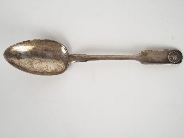 Cuillère à ragout en argent russe, modèle à coquille monogrammé