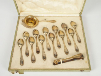 Vente aux enchères Dans son écrin, nécessaire à thé de style Louis XVI en vermeil, compre