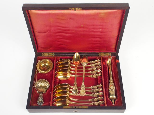 Nécessaire à thé Napoléon III en vermeil, poinçon Minerve, comprenant 