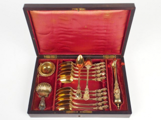 Vente aux enchères Nécessaire à thé Napoléon III en vermeil, poinçon Minerve, comprenant 