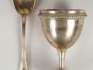 Vente aux enchères Coquetier et sa cuillère de style Louis XVI en argent et vermeil, poin