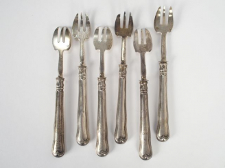 Vente aux enchères Suite de six fourchettes à gâteau en argent et argent fourré, poinçon 