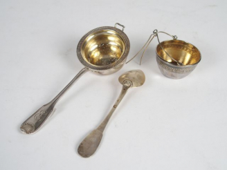 Vente aux enchères Passette à thé en argent, poinçon Minerve. On y joint une cuillère en 