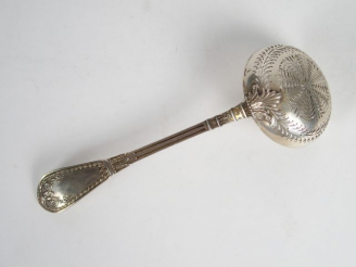 Vente aux enchères Saupoudreuse de style Empire en argent, poinçon Minerve. MO : P. Frère