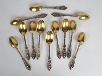 Vente aux enchères Suite de douze petites cuillères de style Renaissance en argent et ver