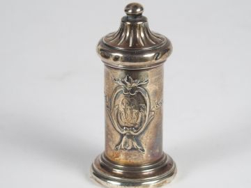 Rape à noix de muscade en argent, poinçon Minerve. Poids : 82 g