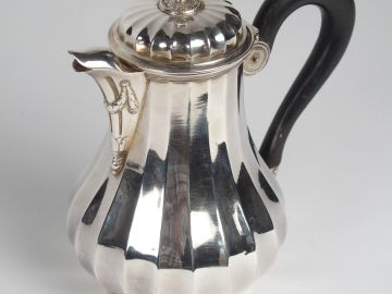 BOULENGER. Verseuse égoïste de style Louis XVI en argent, poinçon Mine