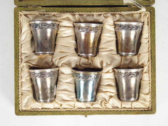 Six verres à liqueur en argent, poinçon Minerve, dans leur coffret. Po