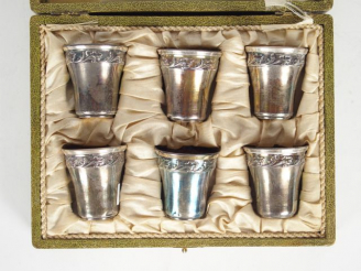 Vente aux enchères Six verres à liqueur en argent, poinçon Minerve, dans leur coffret. Po