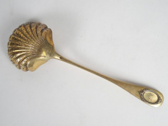 Vente aux enchères Saupoudreuse en vermeil, poinçon Minerve, à décor d'un cartouche monog