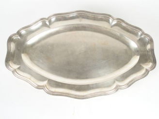 Vente aux enchères Grand plat ovale en argent, poinçon Minerve, bord chantourné, monogram
