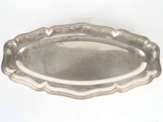 Vente aux enchères Grand plat ovale en argent, poinçon Minerve, bord chantourné, monogram