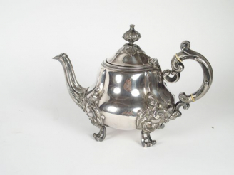 Vente aux enchères Théière de style rocaille en argent, poinçon Minerve, quatre pieds ajo