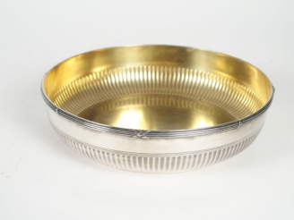 Vente aux enchères Jatte creuse de style Louis XVI en argent et vermeil, poinçon Minerve,