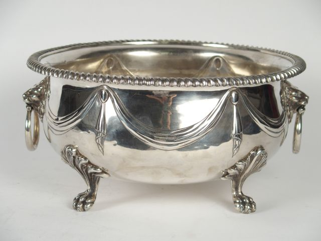 Grand rafraichissoir quadripode en argent anglais, à décor de mufles e