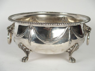 Vente aux enchères Grand rafraichissoir quadripode en argent anglais, à décor de mufles e