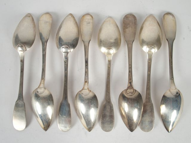 Huit grandes cuillères en argent, poinçon Minerve, modèle uniplat. Poi