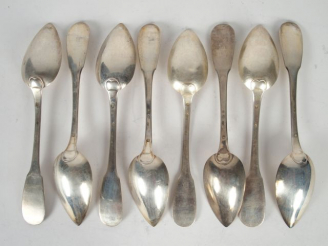 Vente aux enchères Huit grandes cuillères en argent, poinçon Minerve, modèle uniplat. Poi