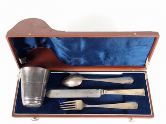 Vente aux enchères Dans son bel écrin, couvert quatre pièces en argent étranger, comprena