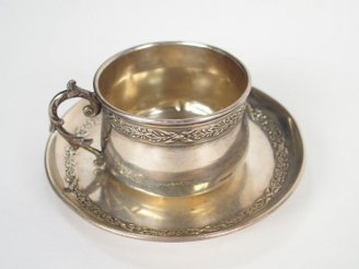 Vente aux enchères Tasse et sa sous-tasse de style Louis XVI en argent, poinçon Minerve. 