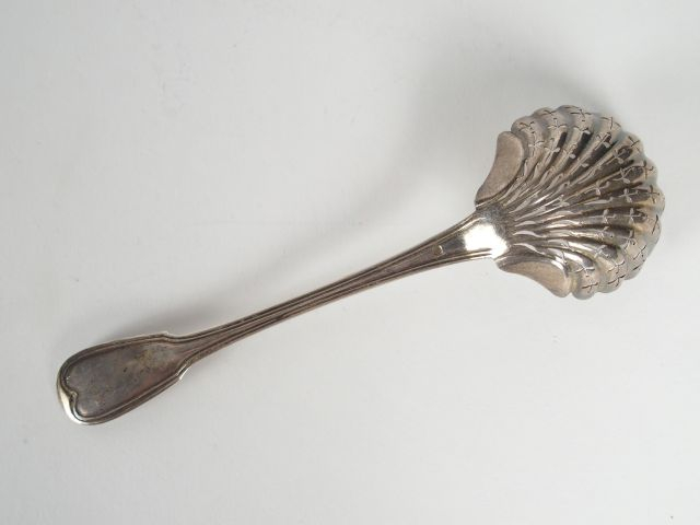 Saupoudreuse en argent, poinçon Minerve, modèle à filet. Poids : 64 g