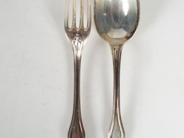 Couvert en argent, poinçon Minerve, manche violonné. Poids : 165 g