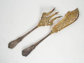 Vente aux enchères Fourchette et pelle à poisson de style rocaille en argent et vermeil, 