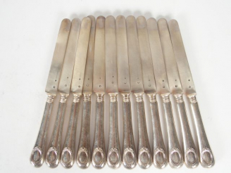 Vente aux enchères Suite de douze couteaux à fruit, lame argent, manche argent fourré, à 