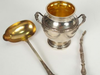 Vente aux enchères Cuillère à sauce en argent et vermeil, poinçon Minerve. On y joint un 