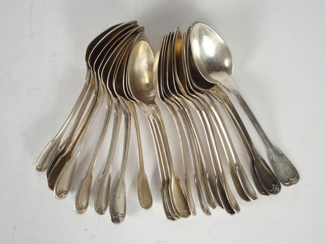22 petites cuillères  modèle au filet en argent, poinçons dépareillés.