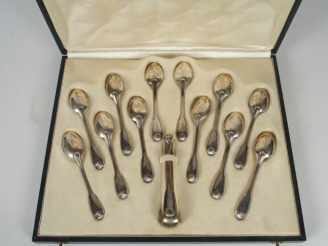 Vente aux enchères 12 petites cuillères en argent, poinçon Minerve, modèle à double coqui
