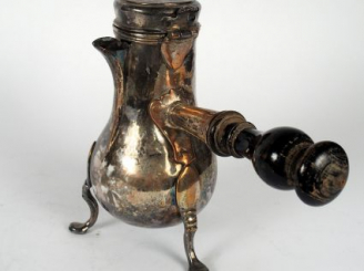 Vente aux enchères Verseuse tripode en métal plaqué, manche latéral en bois tourné et noi