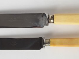 Vente aux enchères 12 grands et 12 petits couteaux manche ivoire ou imitation, lame acier