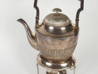 Vente aux enchères Samovar en métal argenté à décor de godrons
