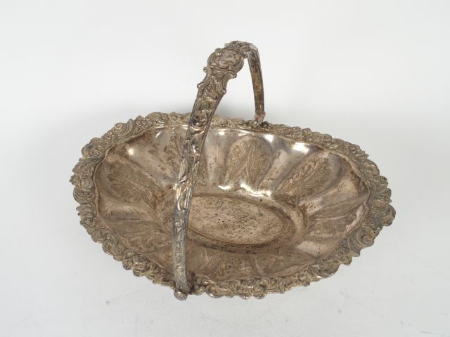 Panier à anse en métal plaqué, à décor de rinceaux fleuris.