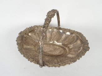 Vente aux enchères Panier à anse en métal plaqué, à décor de rinceaux fleuris.