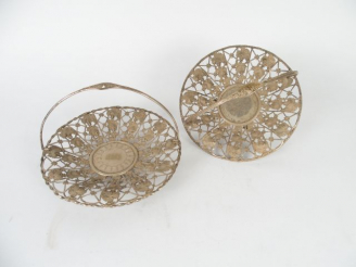 Vente aux enchères Paire de paniers à raisin en métal argenté ajouré, à décor de pampres 